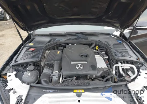 2015 Mercedes-Benz C 300 Sport 4Matic z USA, uszkodzony, nr VIN 55SWF4KB7FU071252